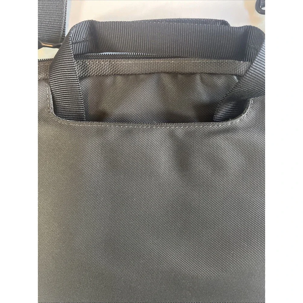 Incase Tablet Computer Bag Black Padded Slim Case Strap Handles Fits 11 Inch